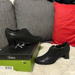 New trotters Black Lizard (looks like one!) 6M